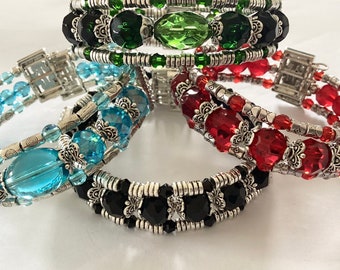 Pulsera tipo brazalete de alambre con memoria y cuentas hecha a mano