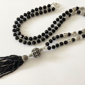 Collier pompon en verre cristal noir : style clapet fait main