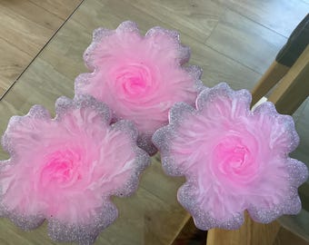 Posavasos artesanales de resina con flores rosas y blancas.