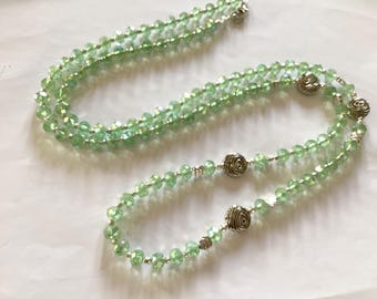 Lange lichtgroene ketting met kristallen kralen - handgemaakte statement-sieraden