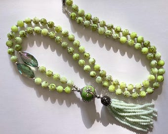 Collana lunga con nappe di perline di vetro marmorizzate verde lime: realizzata a mano