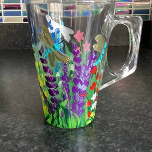 Hübsche handbemalte Sommerwiese-Kaffeetasse