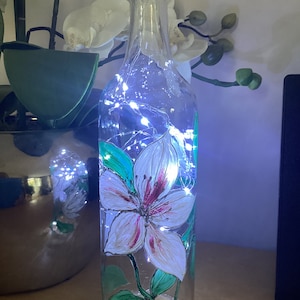 Pretty hand painted lily glass wine bottle light with battery operated cork LED lights