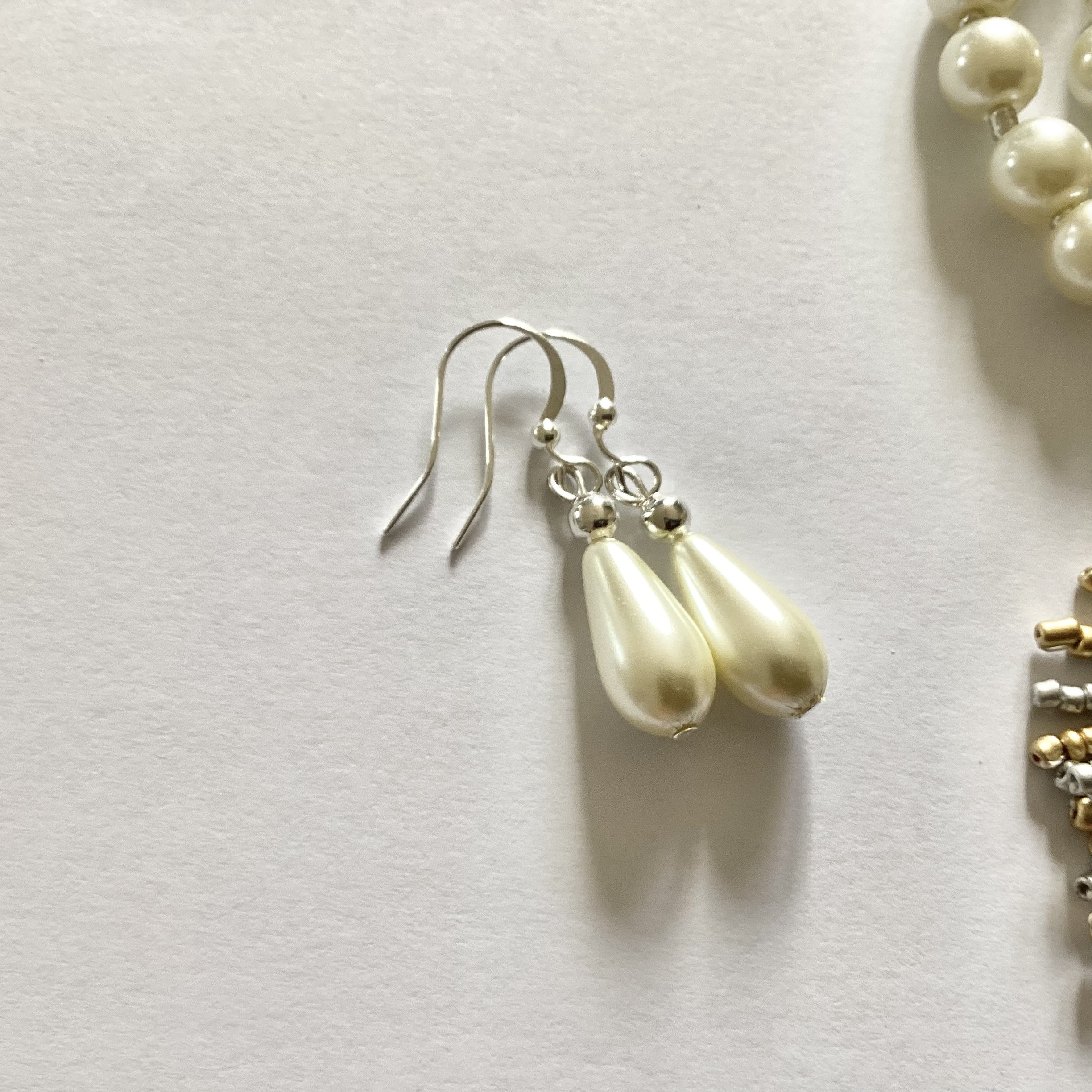 ロングアイボリーガラスパールタッセルネックレス：ハンドメイド 