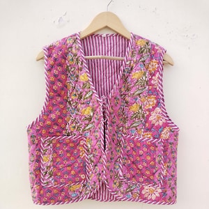 Gesteppte Weste aus Baumwolle: Ärmellose Jacke mit Blumenmuster im Vintage-Stil