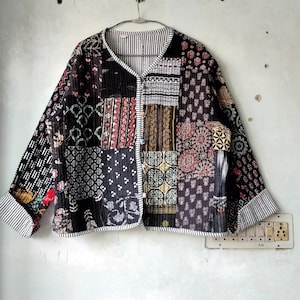 Giacca trapuntata vintage realizzata a mano con patch indiano, cappotti, nuovo stile, Boho, giacca di cotone corta con bordino a righe nere a foglia rosa immagine 1