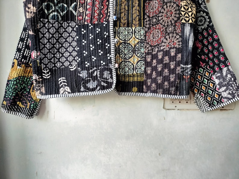 Giacca trapuntata vintage realizzata a mano con patch indiano, cappotti, nuovo stile, Boho, giacca di cotone corta con bordino a righe nere a foglia rosa immagine 6