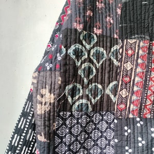 Giacca trapuntata vintage realizzata a mano con patch indiano, cappotti, nuovo stile, Boho, giacca di cotone corta con bordino a righe nere a foglia rosa immagine 5