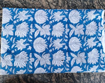Tela de algodón con estampado floral en tonos naranja y rosa: Material para confección con estampado a mano.