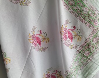 Pareo de playa de algodón rosa con estampado de bloques a mano y diseño floral.
