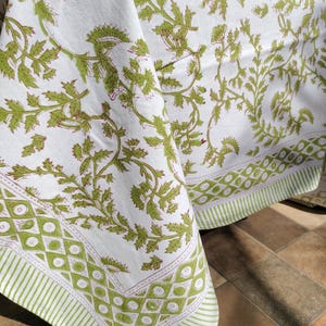 Mantel floral verde salvia: cubierta de mesa bohemia de algodón estampada a mano