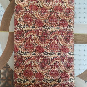 Handgjort Kantha-täcke: Överkast i vintage-silkeslapptäcke, boho-filt