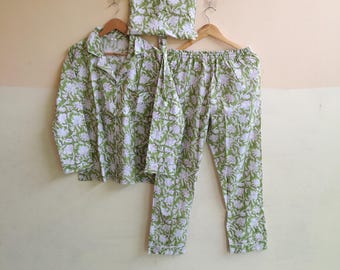 Handbedrukte katoenen pyjamaset: Indiase nachtkleding met bloemenprint