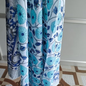 Pareo de algodón con estampado a mano: una prenda playera ligera