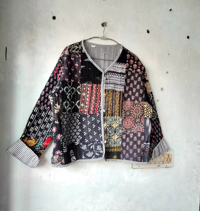 Giacca trapuntata vintage realizzata a mano con patch indiano, cappotti, nuovo stile, Boho, giacca di cotone corta con bordino a righe nere a foglia rosa immagine 7