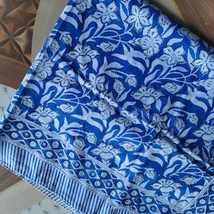 Pareo de algodón con estampado a mano: una prenda playera ligera
