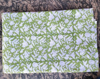 Tela de algodón con estampado floral verde: Tela para costura y confección.