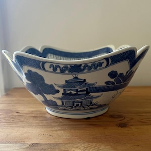 Blue and White Chinese canton design bowl