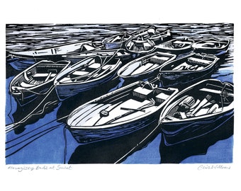 Linoldruck. Mevagissey Boote bei Sonnenuntergang. Handgefertigter Linoldruck Handgemalt mit Aquarellfarben. Medagissey. Koralle.