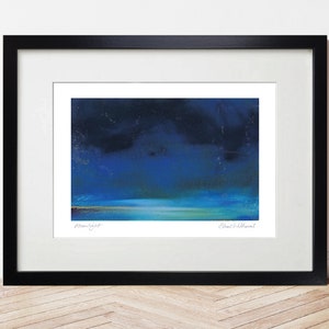 Pode incluir: Uma pintura abstrata emoldurada de uma paisagem mar&iacute;tima azul escura com um horizonte azul claro e um toque de areia amarela na parte inferior. A pintura &eacute; assinada "Moon Night" e "Carol Williamson".