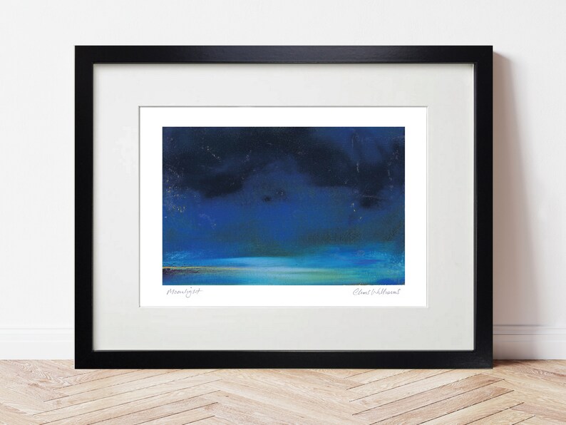 Pode incluir: Uma pintura abstrata emoldurada de uma paisagem mar&iacute;tima azul escura com um horizonte azul claro e um toque de areia amarela na parte inferior. A pintura &eacute; assinada "Moon Night" e "Carol Williamson".