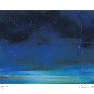 Pode incluir: Uma pintura de um c&eacute;u azul escuro com algumas estrelas e um horizonte azul claro. A pintura &eacute; intitulada "Moonlight" e assinada por "Chris Willhovens".