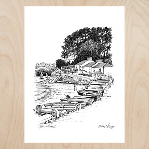 Puede incluir: Un dibujo en tinta negra y blanca de una fila de barcos atracados en una costa. Los barcos est&aacute;n alineados en una fila, con la proa de cada barco mirando al espectador. Los barcos son de diferentes tama&ntilde;os y formas. El dibujo est&aacute; hecho en un estilo realista, con detalles como las costillas de los barcos y la textura del agua. El dibujo est&aacute; firmado por el artista, Chris Williams, y el t&iacute;tulo de la pieza, "Helford Passage", est&aacute; escrito debajo de la firma.