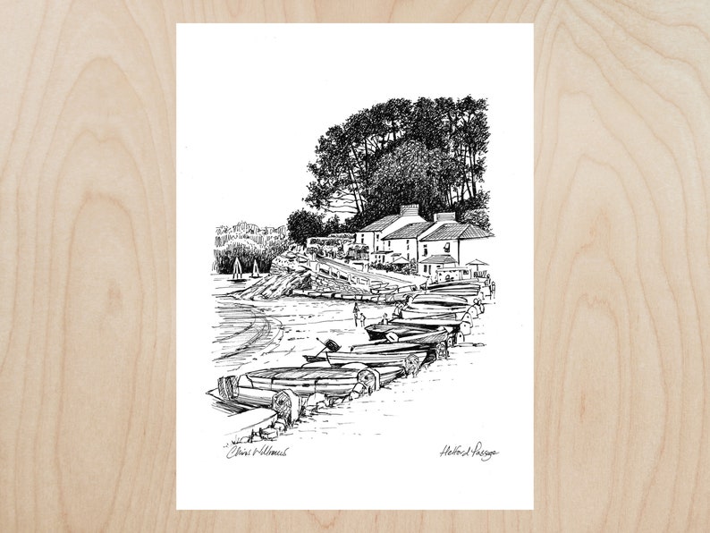 Puede incluir: Un dibujo en tinta negra y blanca de una fila de barcos atracados en una costa. Los barcos est&aacute;n alineados en una fila, con la proa de cada barco mirando al espectador. Los barcos son de diferentes tama&ntilde;os y formas. El dibujo est&aacute; hecho en un estilo realista, con detalles como las costillas de los barcos y la textura del agua. El dibujo est&aacute; firmado por el artista, Chris Williams, y el t&iacute;tulo de la pieza, "Helford Passage", est&aacute; escrito debajo de la firma.