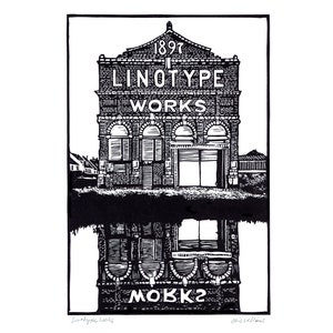 Pode incluir: Uma impressão em madeira em preto e branco de um edifício com o texto "1897 Linotype Works" acima da entrada. O edifício é refletido em uma poça de água abaixo.