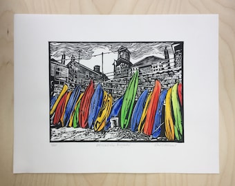 Mousehole Kayaks in Midday Sun - Limitierte Auflage Linoldruck mit Aquarellmalerei
