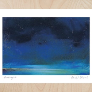 Pode incluir: Uma pintura abstrata azul e preta de uma paisagem mar&iacute;tima noturna. A pintura &eacute; intitulada "Moonlight" e assinada por "Chris Williams".