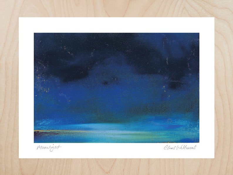 Pode incluir: Uma pintura abstrata azul e preta de uma paisagem mar&iacute;tima noturna. A pintura &eacute; intitulada "Moonlight" e assinada por "Chris Williams".