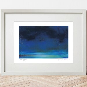 Pode incluir: Uma pintura abstrata emoldurada de uma paisagem mar&iacute;tima azul escura com uma fina linha de &aacute;gua azul clara e uma faixa de areia amarela na parte inferior. A pintura &eacute; assinada "Moonlight" e "Carol Williamson".