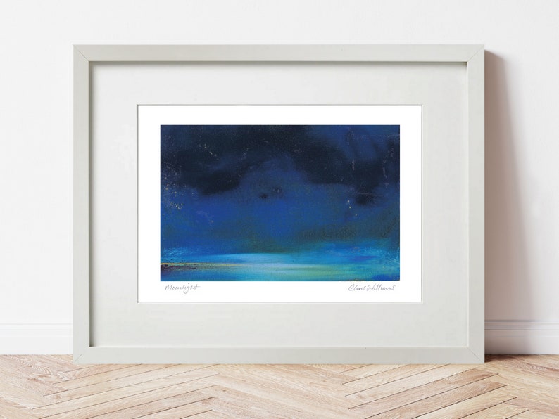 Pode incluir: Uma pintura abstrata emoldurada de uma paisagem mar&iacute;tima azul escura com uma fina linha de &aacute;gua azul clara e uma faixa de areia amarela na parte inferior. A pintura &eacute; assinada "Moonlight" e "Carol Williamson".