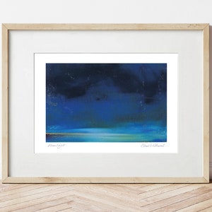Pode incluir: Uma pintura emoldurada que representa uma paisagem mar&iacute;tima azul escura com uma fina linha de &aacute;gua azul clara e uma faixa de areia dourada na parte inferior. A pintura &eacute; assinada "Midnight" e "Carol Williamson".