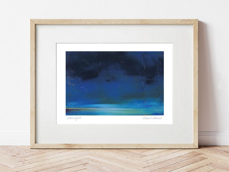 Pode incluir: Uma pintura emoldurada que representa uma paisagem mar&iacute;tima azul escura com uma fina linha de &aacute;gua azul clara e uma faixa de areia dourada na parte inferior. A pintura &eacute; assinada "Midnight" e "Carol Williamson".