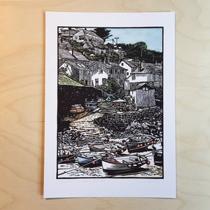 Coverack Harbour. A5-kunstafdruk van originele handgeschilderde linosnede. Kustboten van Cornwall, Cornwall.