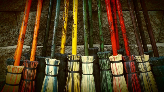 Larp Mago Scopa Halloween Cucina Strega Besom Scopa streghe prop fantasia costume moderno streghe Meckley Brooms bacchetta fatte a mano Larp Mago Scopa Halloween Cucina Strega Besom Scopa streghe prop fantasia costume moderno streghe Meckley Brooms bacchetta fatte a mano