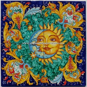 Könnte beinhalten: Eine farbenfrohe Keramikfliesen-Wandmalerei, die eine stilisierte Sonne und einen Mond mit einem verspielten, verzierten Blumendesign zeigt. Sonne und Mond sind als Gesichter mit geschlossenen Augen und lächelnd dargestellt. Der Hintergrund ist ein leuchtendes Grün mit goldenen Akzenten.