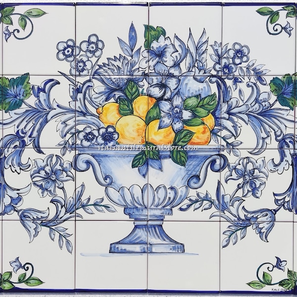 Monochroom schilderij van een hoorn des overvloeds met citroenen en bloemen - geschilderd Italiaans tegelmozaïek - kleurrijke muurkunst - tegelmuurschildering - glanzende tegels
