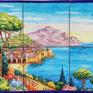 Könnte beinhalten: Ein farbenfrohes Gemälde, das eine Küstenstadt mit einem Berg im Hintergrund zeigt. Die Stadt ist in Rosa-, Gelb- und Orangetönen gemalt, mit einem blauen Meer im Vordergrund. Das Gemälde ist in sechs Abschnitte unterteilt, was einen Kacheleffekt erzeugt.