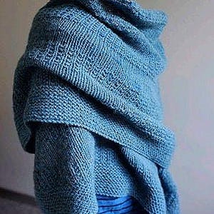 Bufanda de invierno índigo: un básico artesanal para los días de invierno más acogedores, con elegancia rústica y un encanto atemporal.