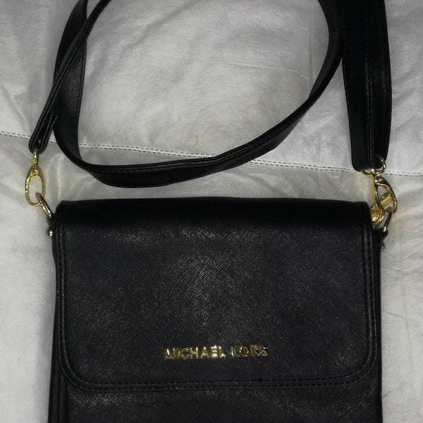 MICHAEL KORS Crossbody Black Leather Messenger Bag, Adjustable Strap, size 21 / 23 / 5 cm.