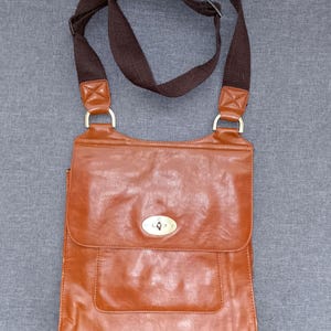 Mulberry ANTONY Crossbody Bag, Tan Brown Leatherette Small Messenger Bag, Adjustable Strap, size 26 / 30 / 7 cm.