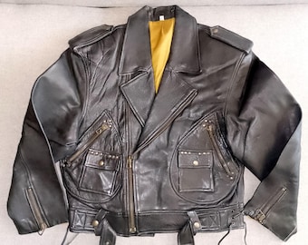 Chaqueta de motociclista de cuero negro estilo "BUCO" de los años 60, con bolsillos en forma de D, doble botonadura y cordones laterales, talla 50 / M.