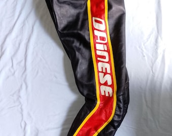 Pantaloni in pelle nera da motociclista DAINESE anni '80 da donna, con protezioni morbide per le ginocchia, taglia 46 / US 28