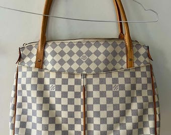 Bolso Louis Vuitton Damier Azur de lona Figheri GM, fabricado en Francia con código de fecha SP1018