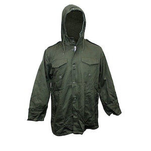 Op de afbeelding: Olijfgroene jas met capuchon, knoopsluiting en twee borstzakken. De jas heeft een capuchon met trekkoord en manchetten met knopen. Gemaakt van duurzame stof, geschikt voor buitenactiviteiten.