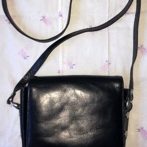 JOOP! Crossbody Schwarz Leder Kleine Messenger Bag, Verstellbarer Träger, Größe 17 / 19 / 3 cm.
