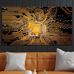 Puede incluir: Primer plano de una placa de circuito impreso con trazas doradas sobre un fondo negro. La placa tiene una unidad central de procesamiento (CPU) en el centro.